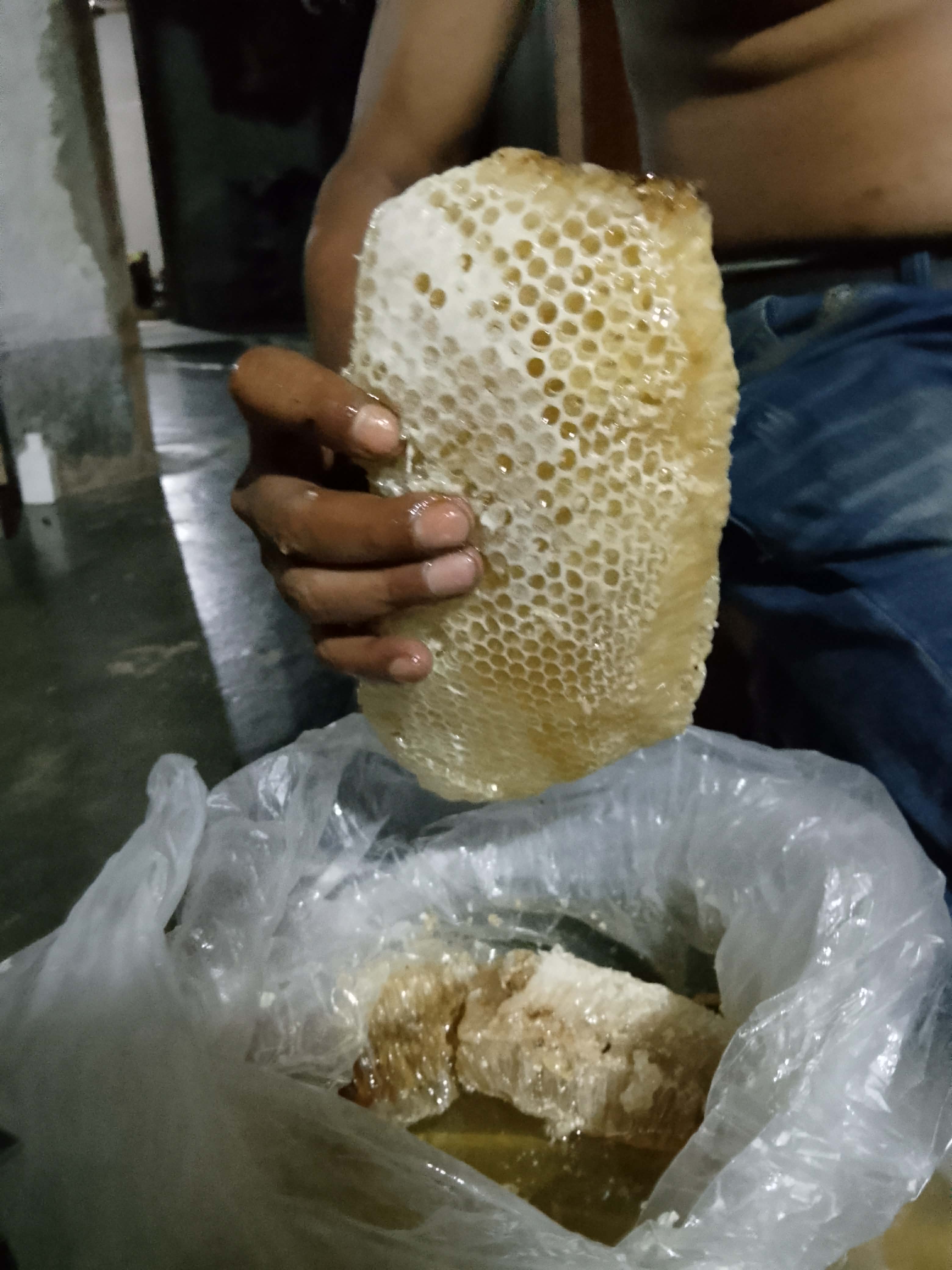 দেশি চাকের মধুর চাক সহ ১ Kg